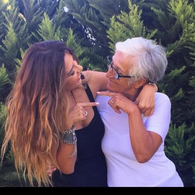 Annesini kaybedeli 11 ay oldu Aslı Hünelden yürek burkan paylaşım