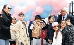 Çocuklar için balon uçurdular