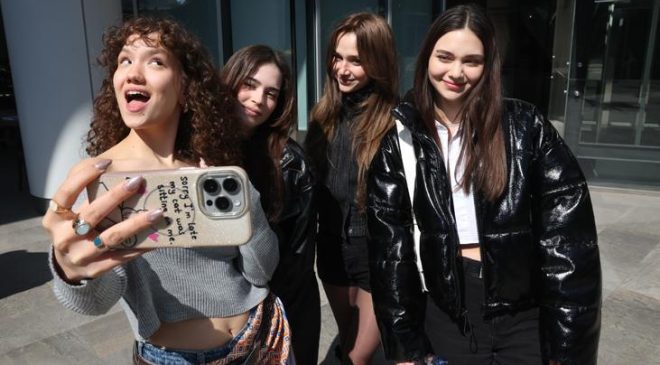 Daha On Yedi'nin gençlerinden ilk selfie'ler!