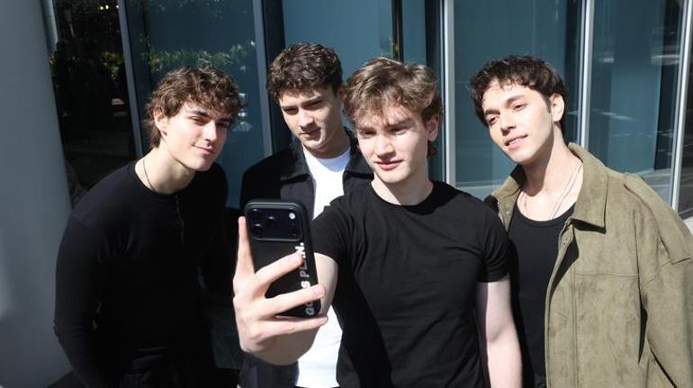 Daha On Yedinin gençlerinden ilk selfieler