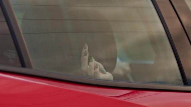 Güller ve Günahlarde sessiz bir çığlık Help işareti gündem oldu