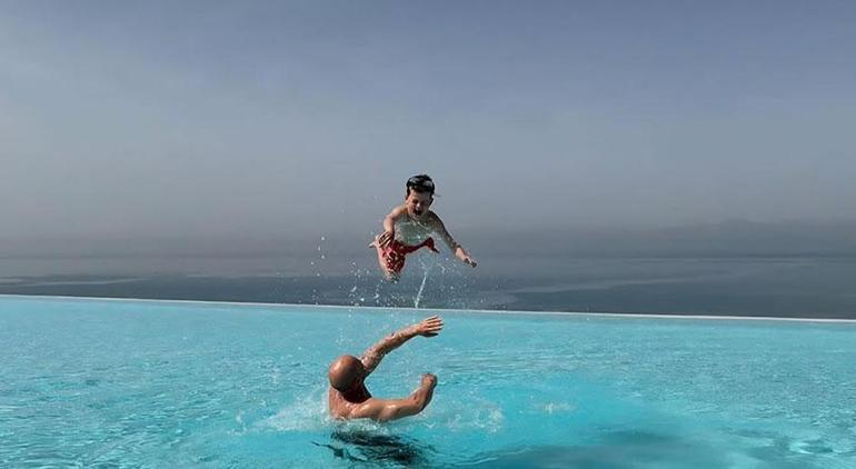 Jason Statham Antalya’da sonsuzluk havuzunda poz verdi