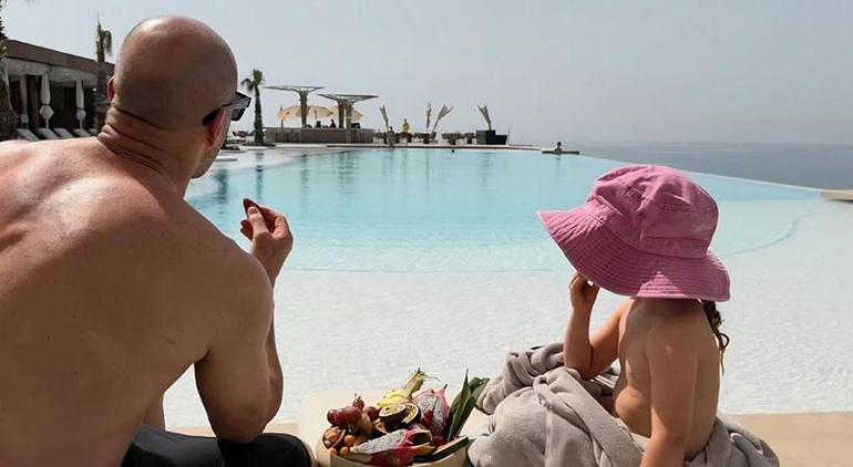 Jason Statham Antalya’da sonsuzluk havuzunda poz verdi