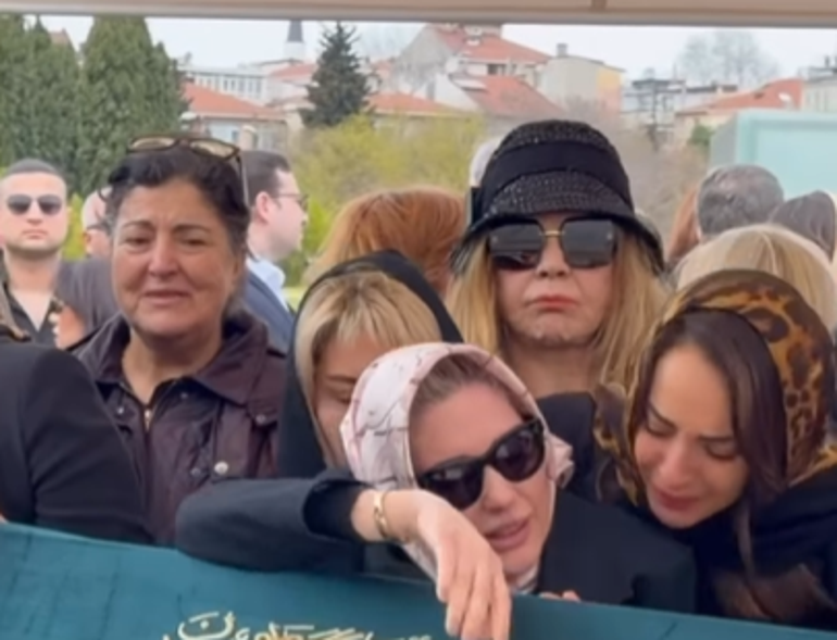 Toplusoy ailesinin acı günü: Selin Toplusoy son yolculuğuna uğurlandı Anne cenazede baygınlık geçirdi