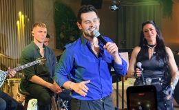 Grek Müziğinin Kalbi Zorba’da Attı! Cem Belevi, Penelope Nelly’i Sahnesinde Yalnız Bırakmadı