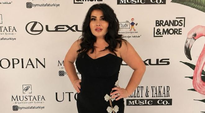 Ebru Torun, gecede hem başarı plaketi aldı hem de sürpriz doğum günü kutlamasıyla büyük mutluluk yaşadı.