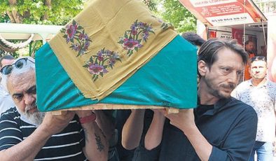 Annesini son yolculuğuna uğurladı