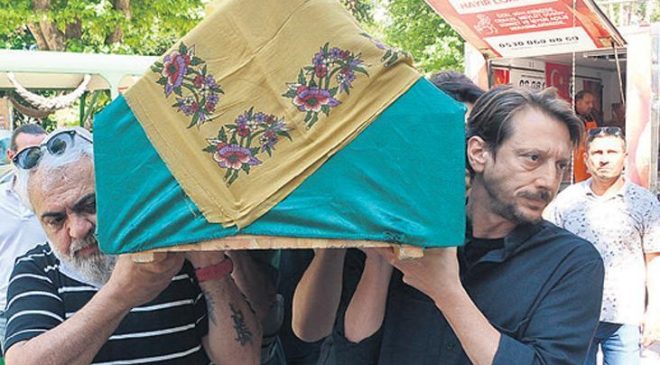 Annesini son yolculuğuna uğurladı