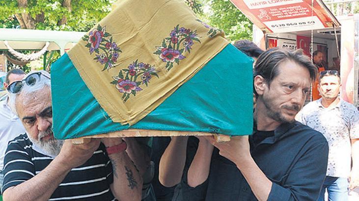 Annesini son yolculuğuna uğurladı