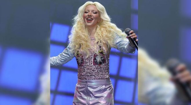 Ece Seçkin'in 1.5 aylık inanılmaz değişimi! Ankara konserindeki fit haliyle sosyal medyayı salladı