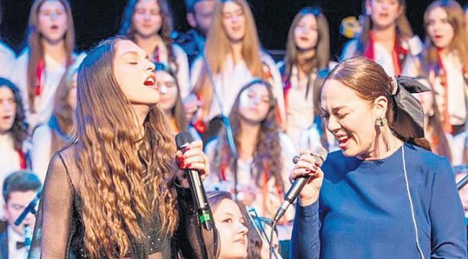 Öğrencilerle sahnede buluştu