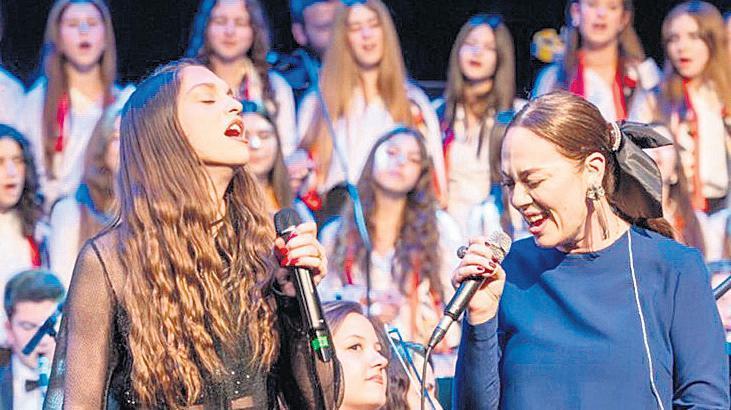 Öğrencilerle sahnede buluştu