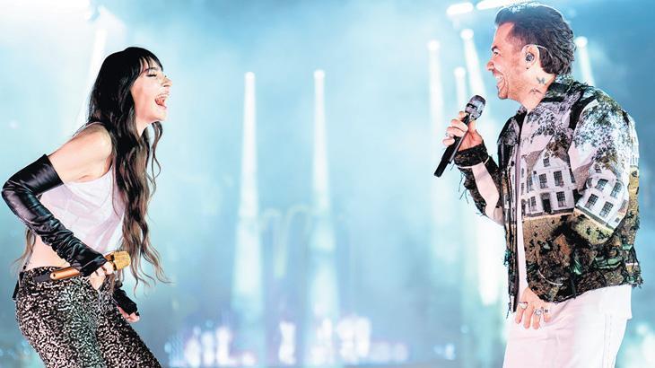 Stadyumda düet şov