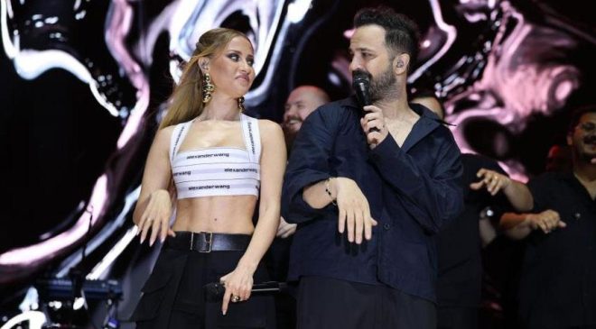 Derya Uluğ Tarsus'ta konser verdi: Sahnede evlilik teklifi