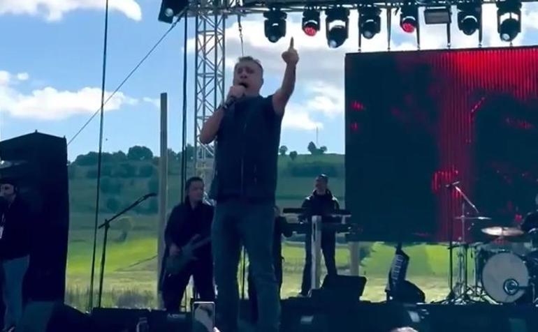 Haluk Levent konser sırasında fenalaşarak sahneden indi